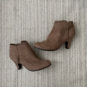 Aerosoles Heelrest Ruffle Ankle Boots
